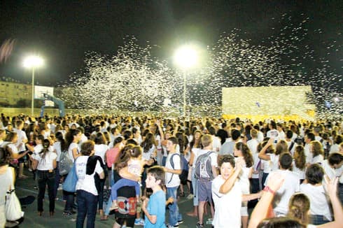 אלפי ערכות גבישים חולקו ברחבי הארץ | צילום: שרון ינאי