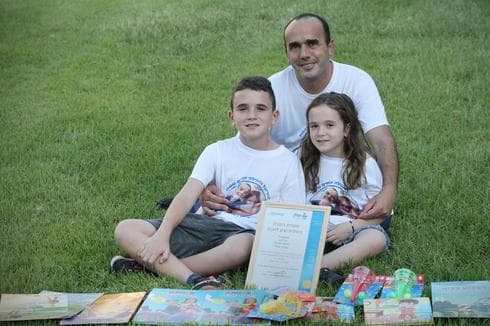 "מקווה שנמצא מישהו שיעזור לנו". יוסי (במרכז), אוראל ותהילה חג'ג' | צילום: אבי מועלם