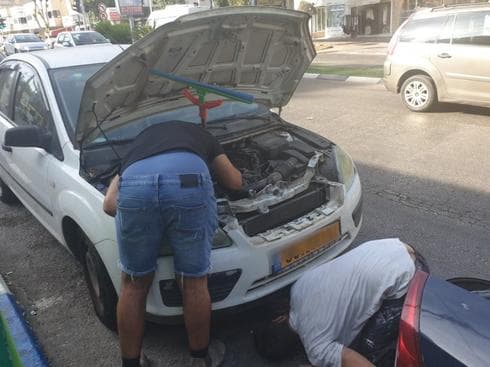 ניסיונות לחלץ את החתול התקוע | צילום: פרטי