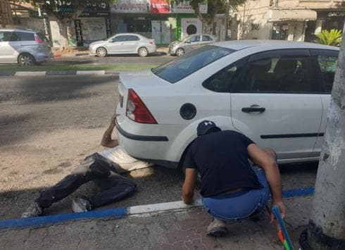 ניסיונות לחלץ את החתול התקוע | צילום: פרטי