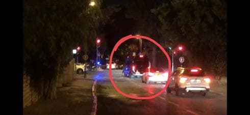 השיירה של הרב קנייבסקי חוצה צומת באור אדום (צילום: mynet)