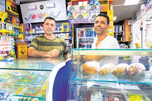 קפה דגמי. "הפוליטיקאים מגיעים למשש כאן את הדופק" | צילום: ריאן