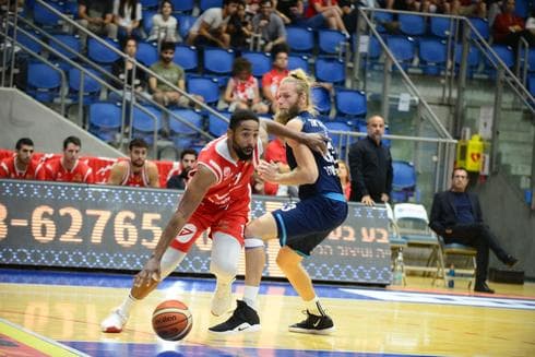 דשון באטלר (משמאל) מול יהונתן שולדבראנד. משחק צמוד בקונכיה. צילום: הרצל יוסף