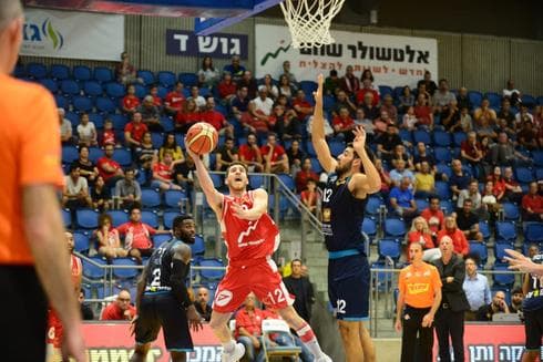 עדי כהן סבן (משמאל) מול רפי מנקו. נכנס טוב למשחק. צילום: הרצל יוסף