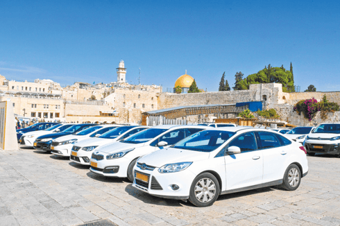 הרכבים שחונים סמוך לכותל, השבוע. צילום: רפי קוץ