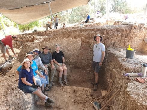 ההתרגשות ממציאת כלי חרס עוזרת להתגבר על פערי השפה | צילומים: פרופ' אהרון מאיר ההתרגשות ממציאת כלי חרס עוזרת להתגבר על פערי השפה | צילומים: פרופ' אהרון מאיר