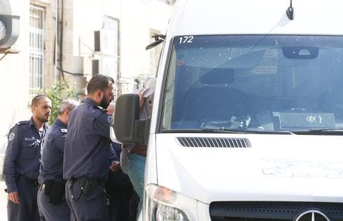 אלירן מלול בחולצה האפורה. צילום: אוהד צויגנברג