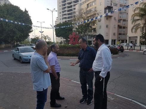 תושבי הדר גנים ברחוב מנחם בגין. צילום: מתן דויטש