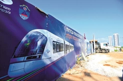 הנה באה העבודה על הרכבת | צילום: קובי קואנקס