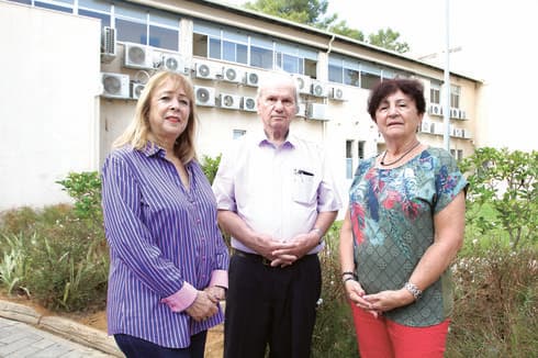הבוגרים תמי פרלמן, (משמאל), יצחק בן ארי ודליה סמוראי 