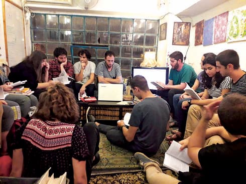 בן ארי (מימין למסך המחשב) ויוגב (משמאל) בערב שיח לוחמים | צילום: נועם בן דויד