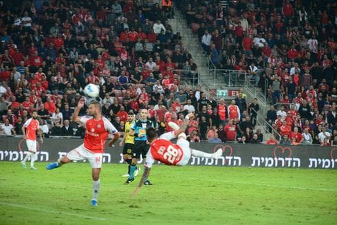 חנן ממן (מימין) עם בן שהר. היה קרוב לשער מרהיב. צילום: הרצל יוסף