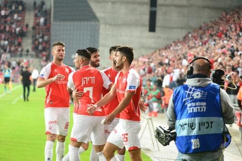 שחקני הפועל באר שבע חוגגים. שמרו על הבית. צילום: הרצל יוסף