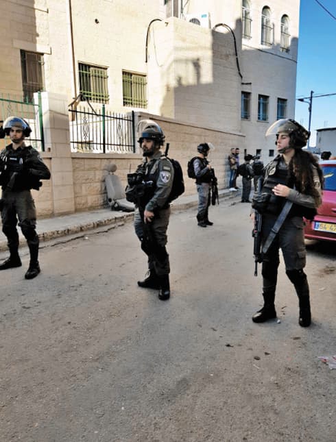 נוכחות משטרתית בשכונה השבוע. צילום: דנה בן שמעון