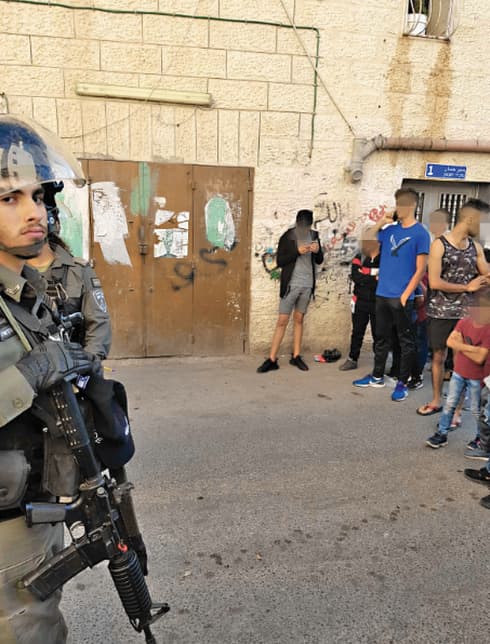 כוחות הביטחון אל מול התושבים. התסיסה גוברת. צילום: דנה בן שמעון