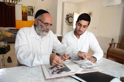 שמעון חזות ובנו אלחנן שנפצע בראשו | צילום: הרצל יוסף