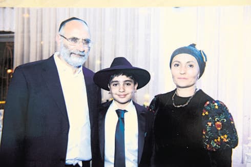 שמעון ומזל חזות עם הבן אשר ז"ל. "היינו בטוחים שהוא יעבור את זה" | צילום פרטי