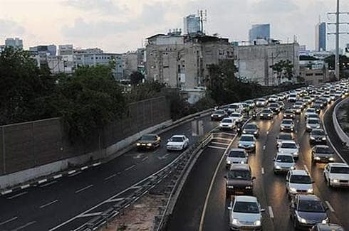 פקקים בנתיבי איילון. צילום: ירון ברנר