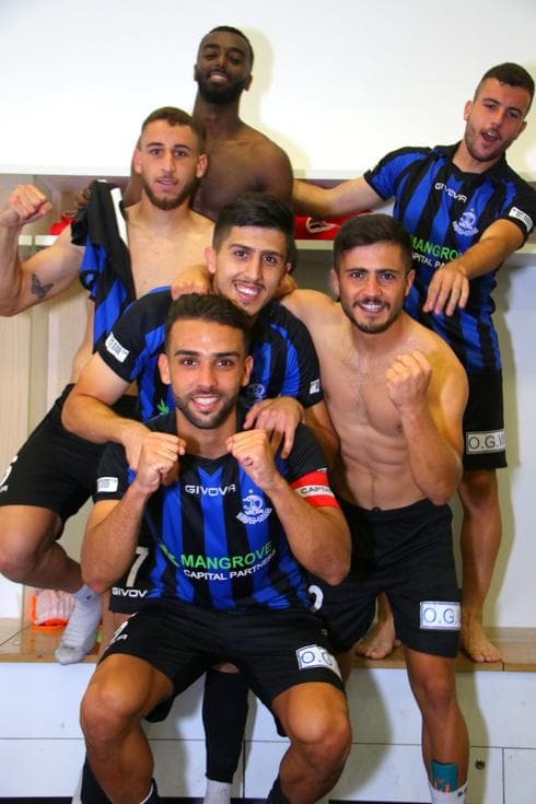 בר ירוחם (מחבק את רם לוי) והחברים. "יש פה חבר'ה נהדרים". צילום: סער כרמלי, הפועל פ"ת