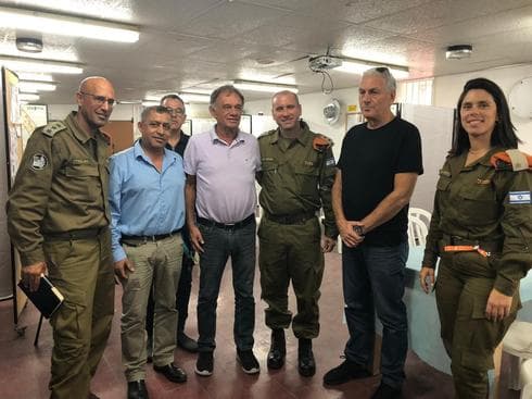 מפקד המחוז וראש המועצה בביקור | צילום: דובר צה"ל