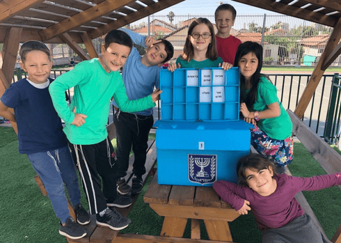מצביעים על השם החדש. צילום: דוברות עיריית רחובות