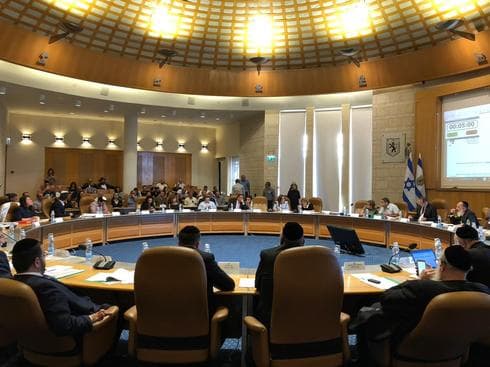 אולם מועצת עיריית ירושלים. צילום: לירן תמרי