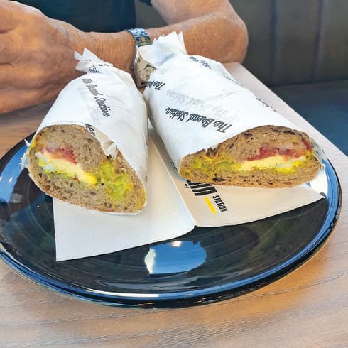 הלחם היה מצוין והמרכיבים הטריים והטובים שבו הוגשו בנדיבות | צילום: אשר קשר