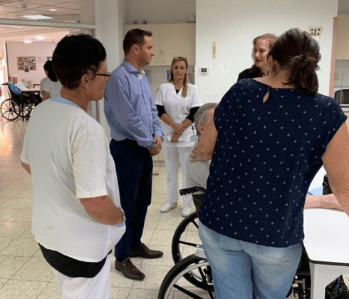 קינסטליך בביקור בביה"ח הגריאטרי | צילום: דוברות עיריית ראשל"צ