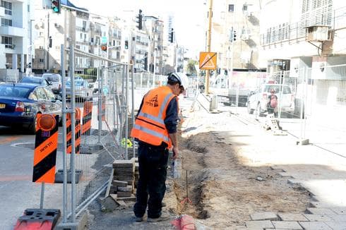 עבודות על הרכבת הקלה בבת ים | צילום: קובי קואנקס