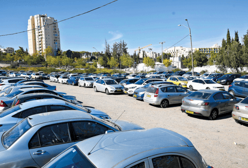 חניון העפר בגן הפעמון. הכינו את אפליקציות התשלום | צילום: יואב דודקביץ'