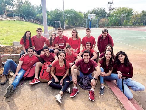 תלמידים באדום | צילום: אלבום פרטי