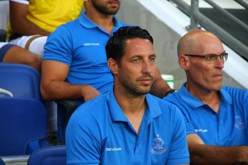 נוסבאום על הספסל במושבה | צילום: סער כרמלי, הפועל פ"ת