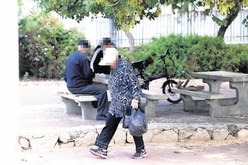 קשישים ברמות רחל, השבוע. השגרה מהווה לפעמים סכנה | צילום: קובי קואנקס
