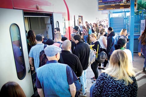 עומס ברציף הרכבת | צילום: אבי מועלם