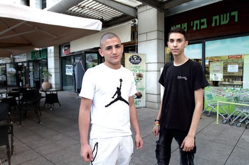 תומר אנקווה וחיים וענונו. בכסף מתכוונים לממן שיעורי נהיגה | צילום: אסף פרידמן תומר אנקווה וחיים וענונו. בכסף מתכוונים לממן שיעורי נהיגה | צילום: אסף פרידמן