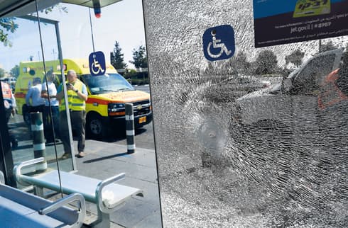  זירת הפיגוע | צילום: אלכס קולומויסקי