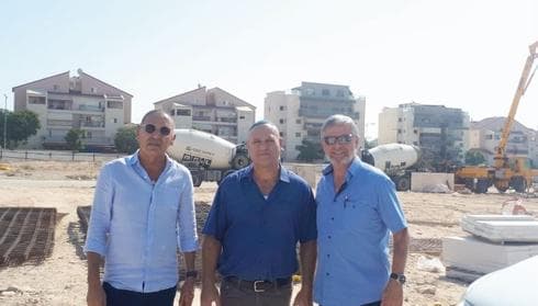 צביקה ליבנה (מימין), אילן אליהו ואלי אביסרור מסיירים בשטח | צילום: ארגון הקבלנים בנגב צביקה ליבנה (מימין), אילן אליהו ואלי אביסרור מסיירים בשטח | צילום: ארגון הקבלנים בנגב