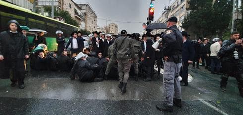 הפגנת חרדים קיצוניים בבר אילן. צילום: דוברות המשטרה