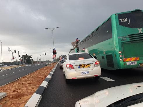 הרמזור בפנייה למרכז העיר | צילום: מירית גולן