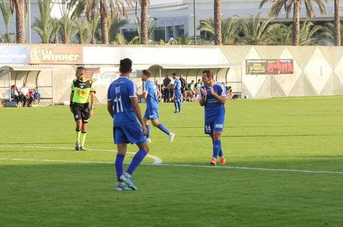 עוז פרץ מעודד את חבריו. צילום: אור קרן, הפועל פ"ת