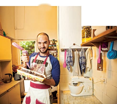 איתמר גלזר. "שמרים עם נוטלה הולך טוב. גם עוגות גבינה וחלות" | צילום: תומי הרפז