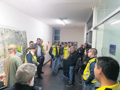 ראש מועצת להבים עם המתנדבים | צילום: פרטי