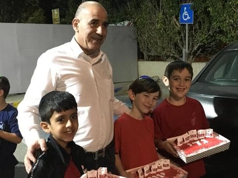 התלמידים עם מנהל הסניף. צילום: פרטי