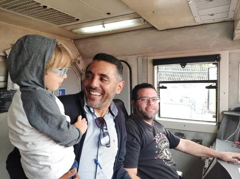 שחר מתנסה בנהיגה בקטר עם יניב הנהג. צילום: רכבת ישראל