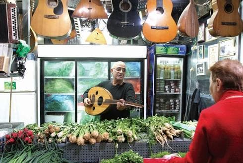  רוכלים בשוק. "המבקר הופך מצופה למשתתף" | צילום: אסף פרידמן