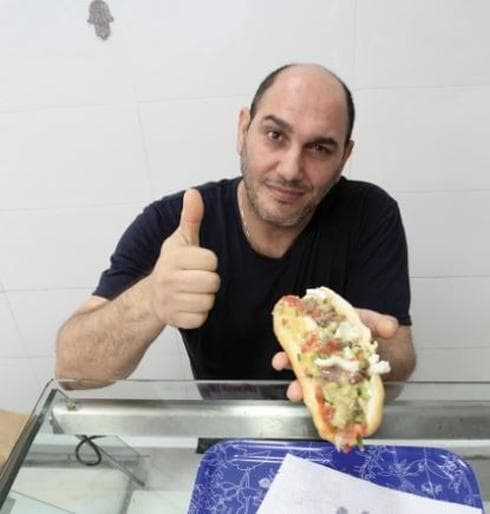 רונן והסנדוויץ' הטוניסאי | צילום: אסף פרידמן
