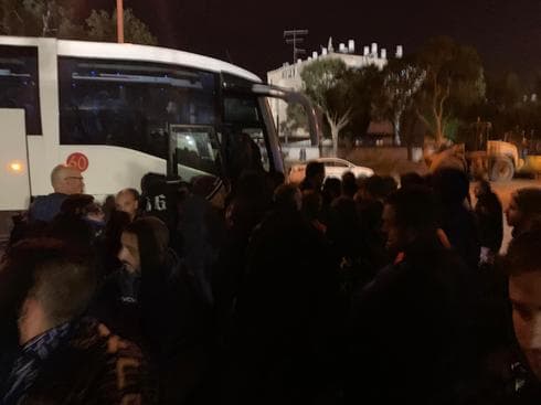 אוהדי הפועל מתגודדים ליד אוטובוס השחקנים בסיום המשחק
