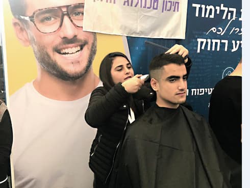 תלמידה בפעולה במספרה | צילום: באדיבות רשת נעמ"ת
