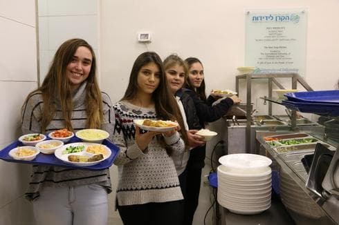 התלמידות מגישות את המנות. צילום: בית הספר רעות