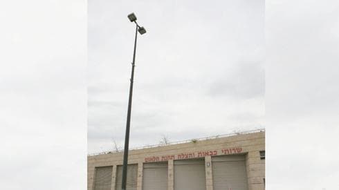 עמוד תאורה בירושלים. צילום: שלומי כהן